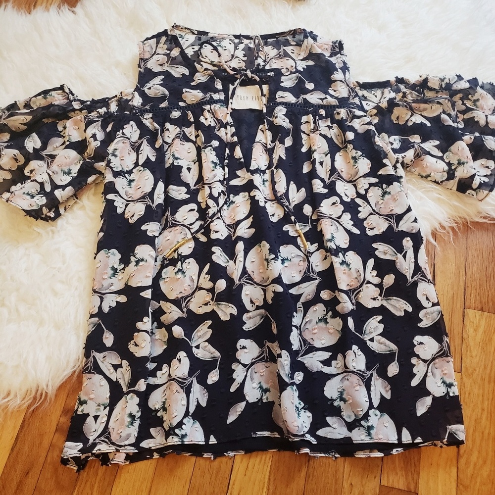 Revolve Brand Bundle - Picture 3 of 3
